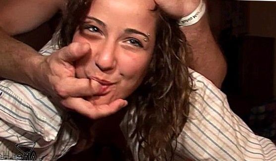 Порно: Для начала красотка уселась на член вагиной, а потом дала оттрахать ее раком