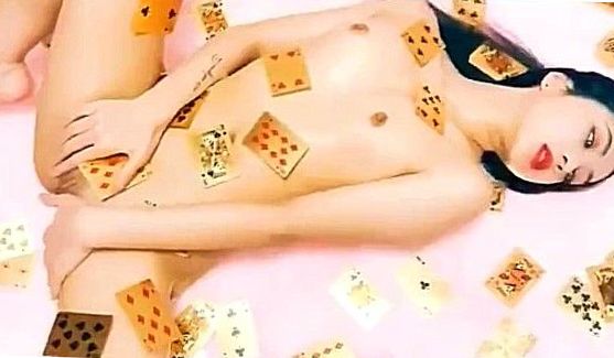 Красотка соблазнила богатого мужика и сразу же взялась сосать член, стоя на коленях