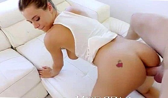 Порно: С радостью пихая ствол за щеку и по самые гланды, девчонка скоро сама возбудилась, а когда довела чувака до предела, дала отыметь вагину и приняла сперму на лицо