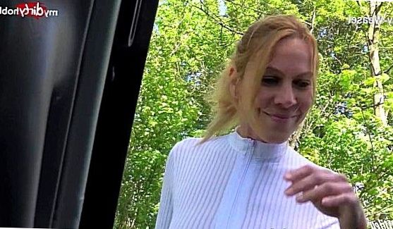 Порно Камшоты: Увидев большой агрегат белого чувака, негритянка поняла, что ей больше не придется дрючить вагину огурцом