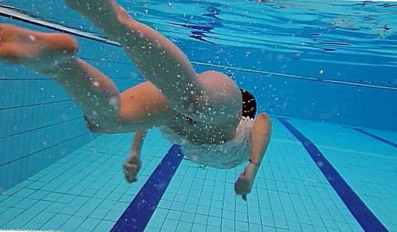 Порно: Красивая девчонка в красном белье еще даже проснуться не успела, но решила немного повеселиться и начала мастурбировать мокрую щелку