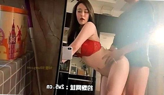 Порно: Толстый мужик трахает свою молодая и худую любовницу блондинку, которая согласна на все ради денег папика