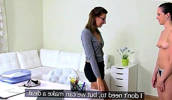 Порно: Не теряя времени даром, мужик стянул с девчонки колготки и первым же делом засунул член в ротик